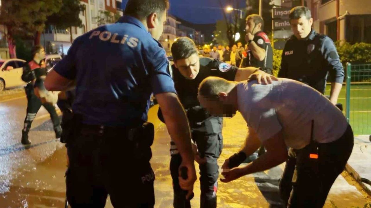 Öfkeli baba, kızını rahatsız eden gencin kulağını kesti: 1’i polis 2 yaralı