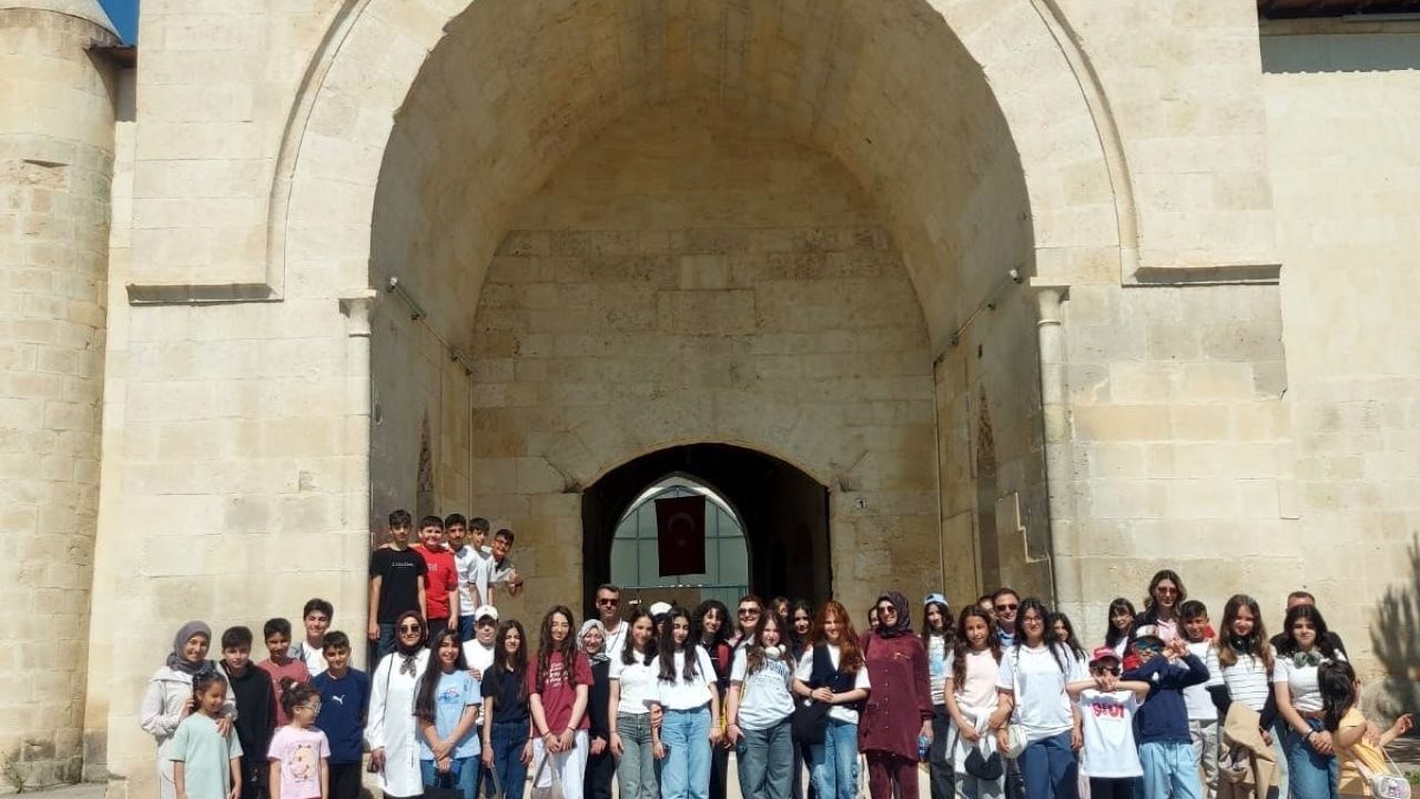 Öğrenciler Mamahatun Türbesi ve Kervansarayı’nı yerinde inceledi