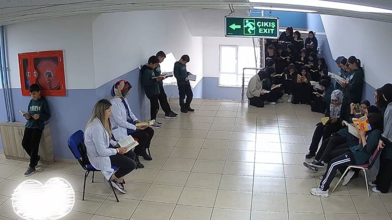 Öğretmenlerin sessiz kitap okuma deneyi öğrencilere örnek oldu
