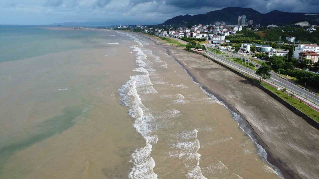 Ordu’da sağanak sonrası Karadeniz’in rengi değişti