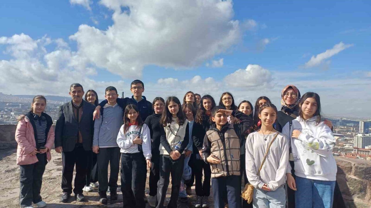 Ortaokul öğrencilerinin 2,5 yıllık emekle hazırladığı kitap ve dergi yayımlandı