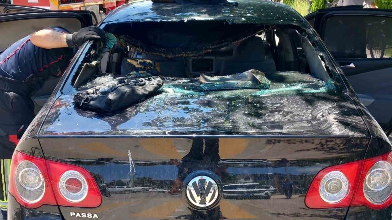 Osmaniye’de otomobilde çıkan yangın itfaiyenin müdahalesiyle söndürüldü