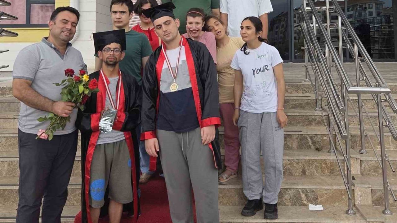 Osmaniye’de özel öğrencilerin mezuniyet sevinci