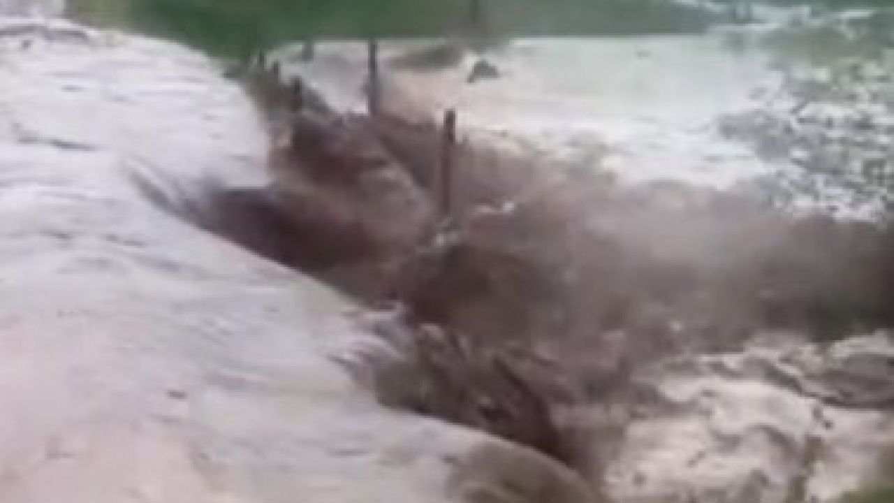 Osmaniye’de sağanak yağış sonrası dere taştı