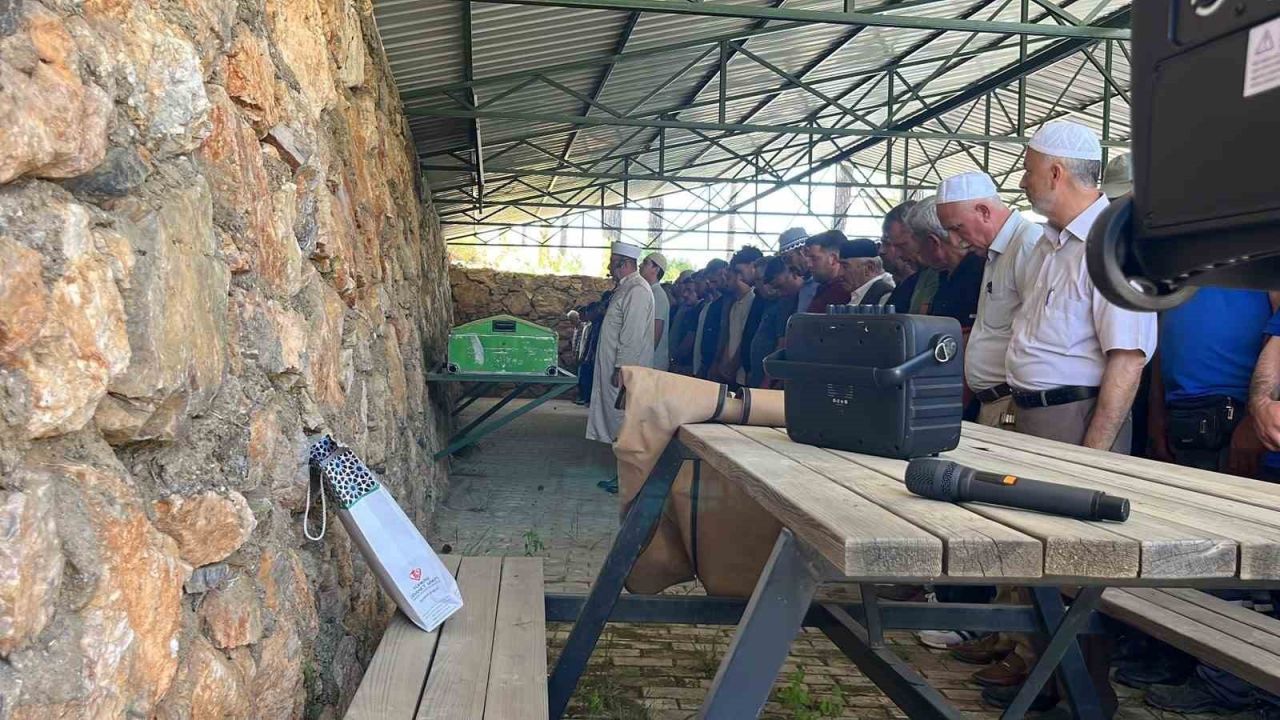 Otobüs kazasında hayatını kaybeden hafız Merve Erik Alanya’da toprağa verildi