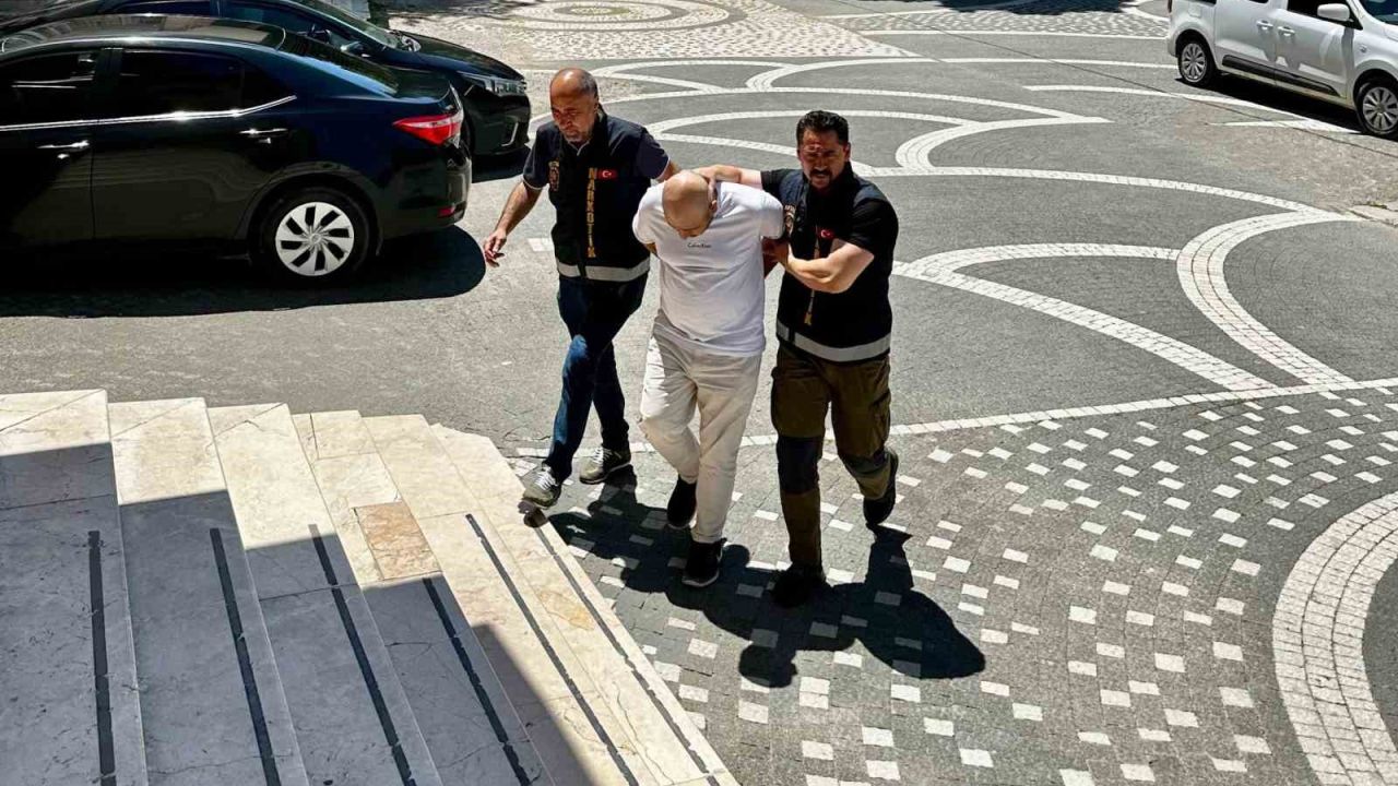 Otobüsteki yolcudan 5 bin uyuşturucu hap çıktı