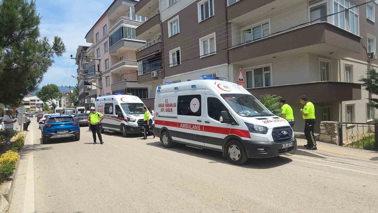 Otomobil apartman bahçesine uçtu, faciadan dönüldü
