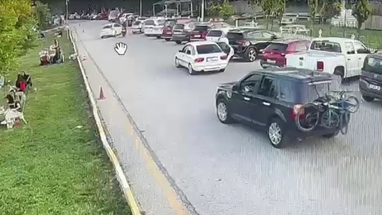 Otomobil ile motosiklet çarpıştı