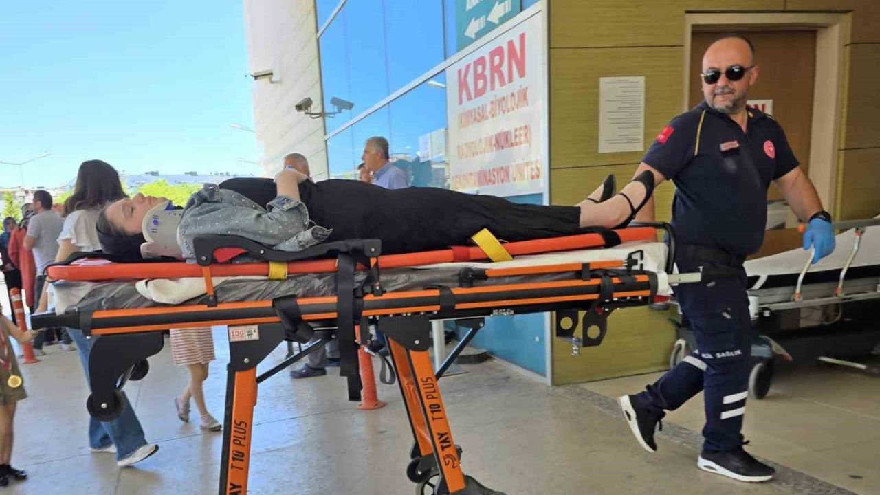 Otomobilin çarptığı abla-kardeş yaralandı