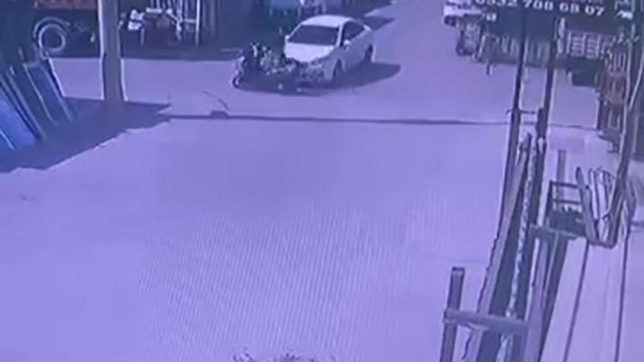 Otomobille motosikletin çarpıştığı kaza anı kameraya yansıdı: 1 yaralı
