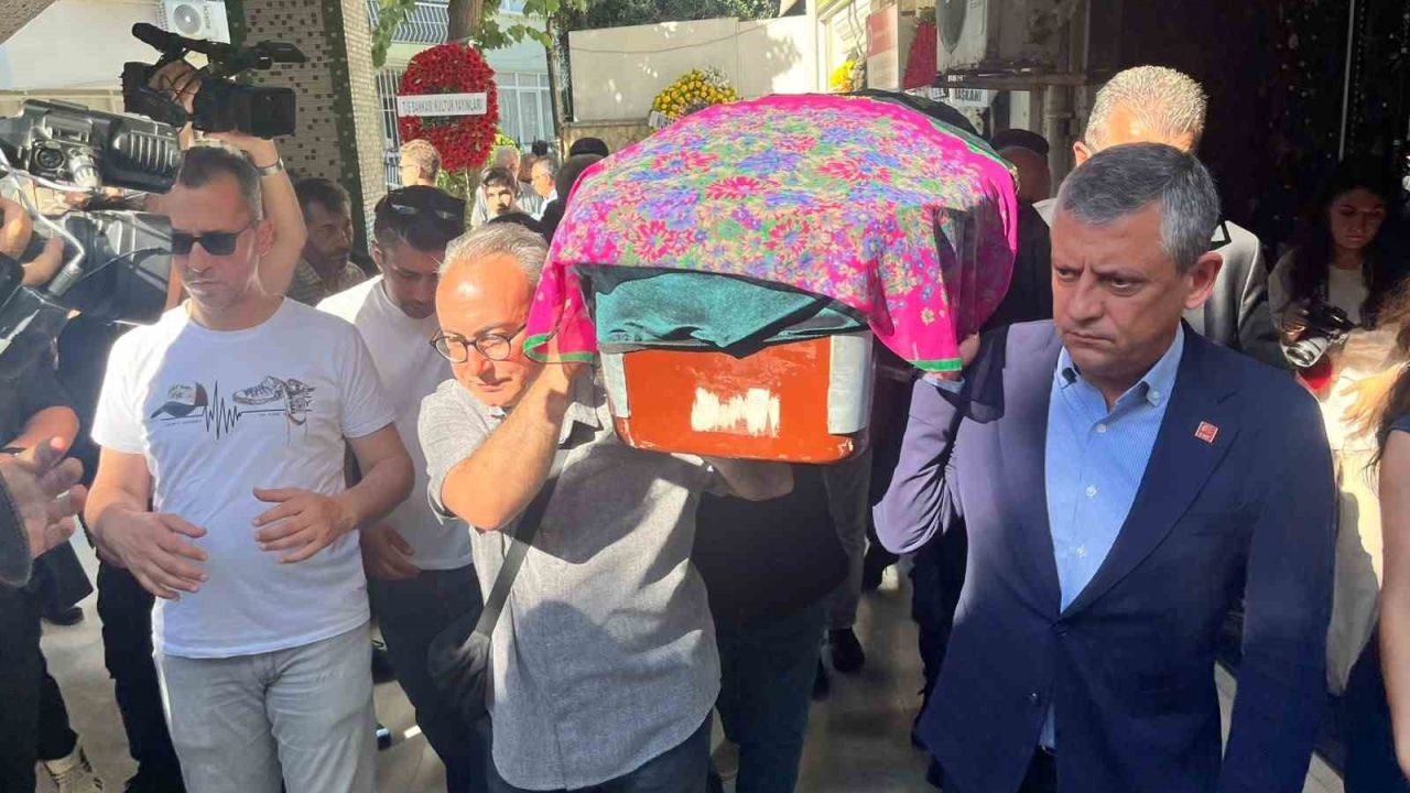Özgür Özel, İzmir’de Gönülşen ailesinin cenazesine katıldı