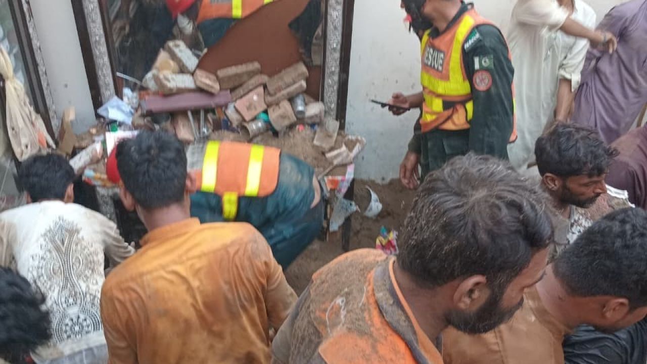 Pakistan’da dershanenin çatısı çöktü: 14 ölü