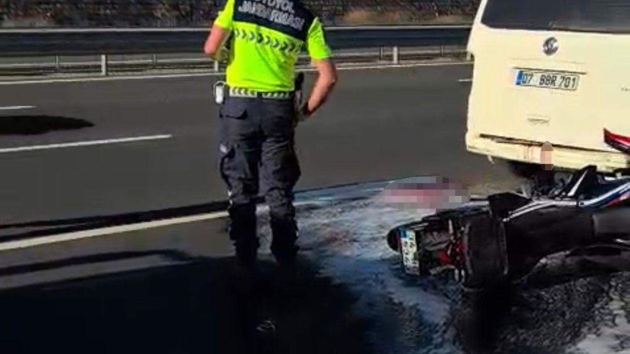 Panelvana çarpan motosikletli ağır yaralandı