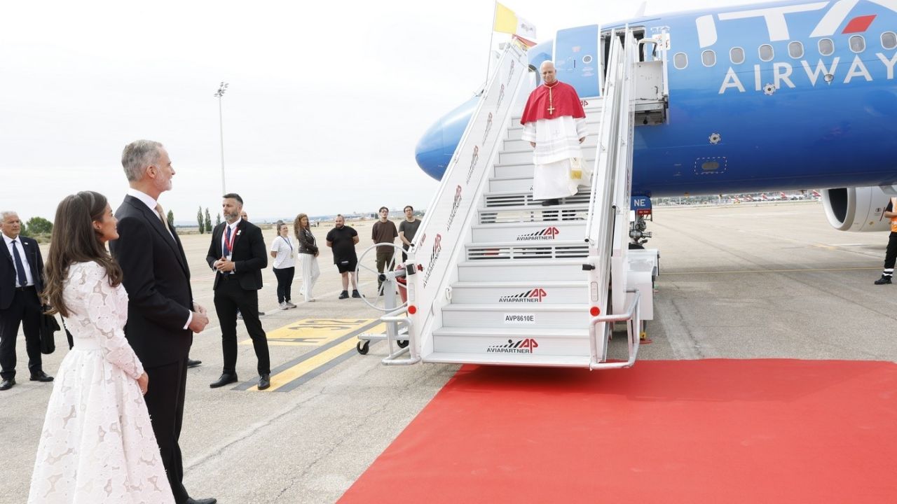 Papa 14. Leo, İspanya’da Kral Felipe ve Kraliçe Letizia tarafından resmi törenle karşılandı