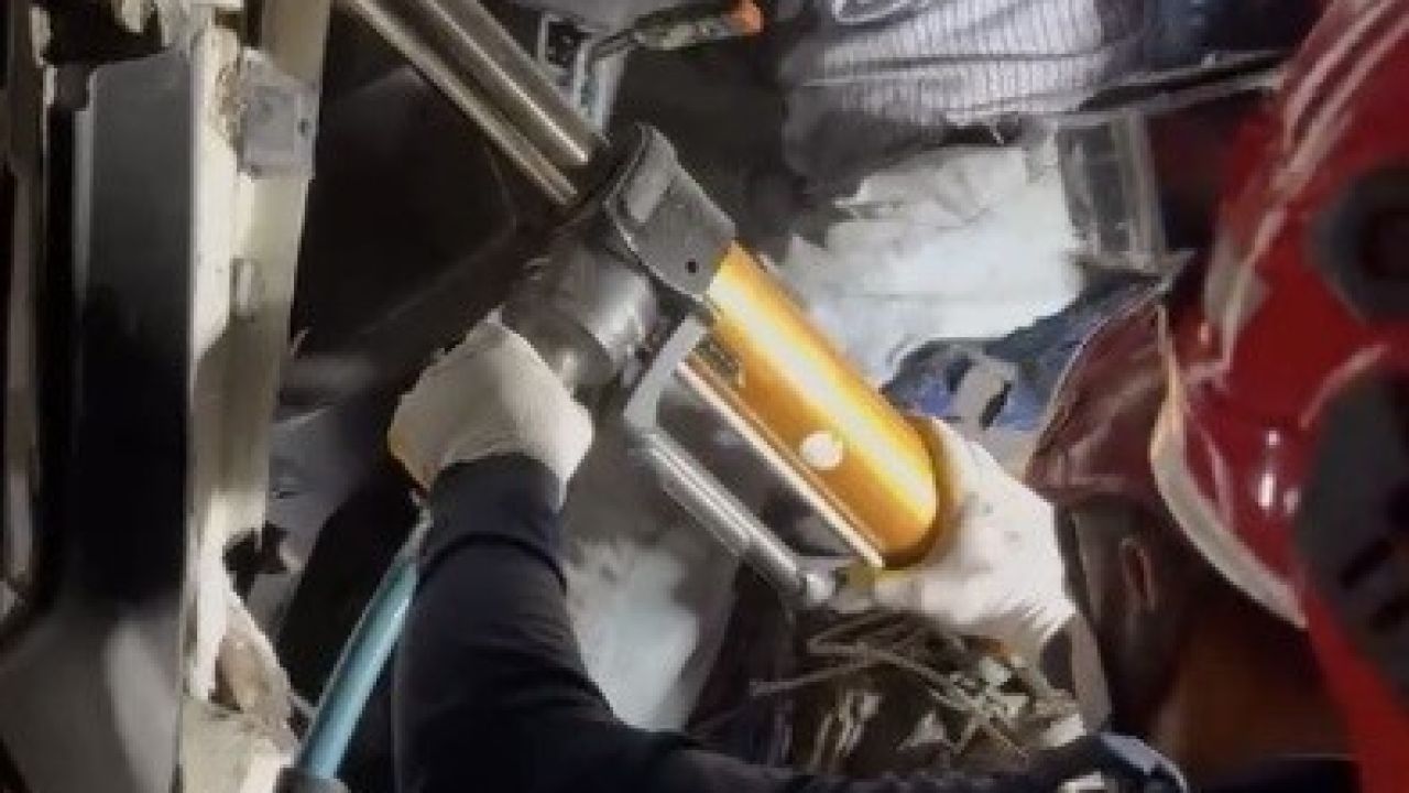 Park halindeki kamyona arkadan çarpan çekicinin sürücüsü yaralandı