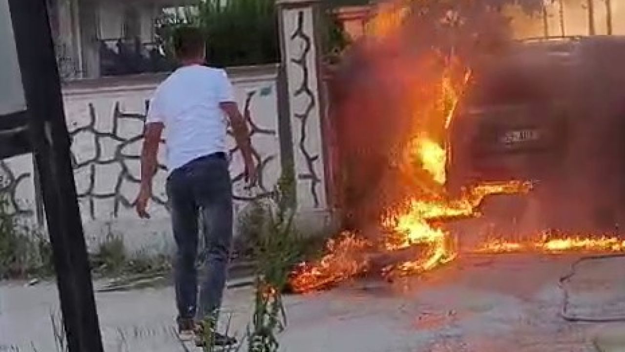 Park halindeki otomobil alev topuna döndü