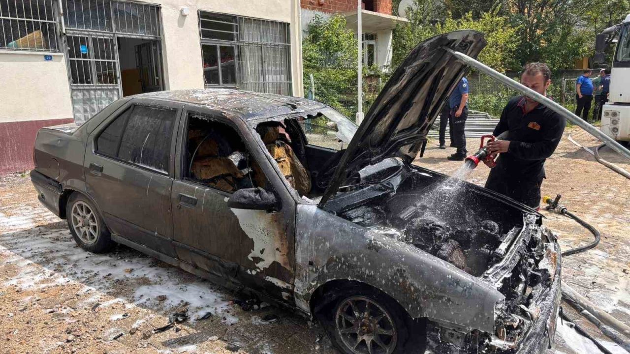 Park halindeki otomobilde çıkan yangın söndürüldü