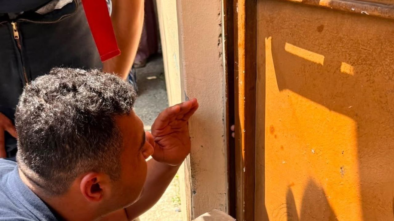 Parmağı kapıya sıkışan çocuğun imdadına itfaiye yetişti