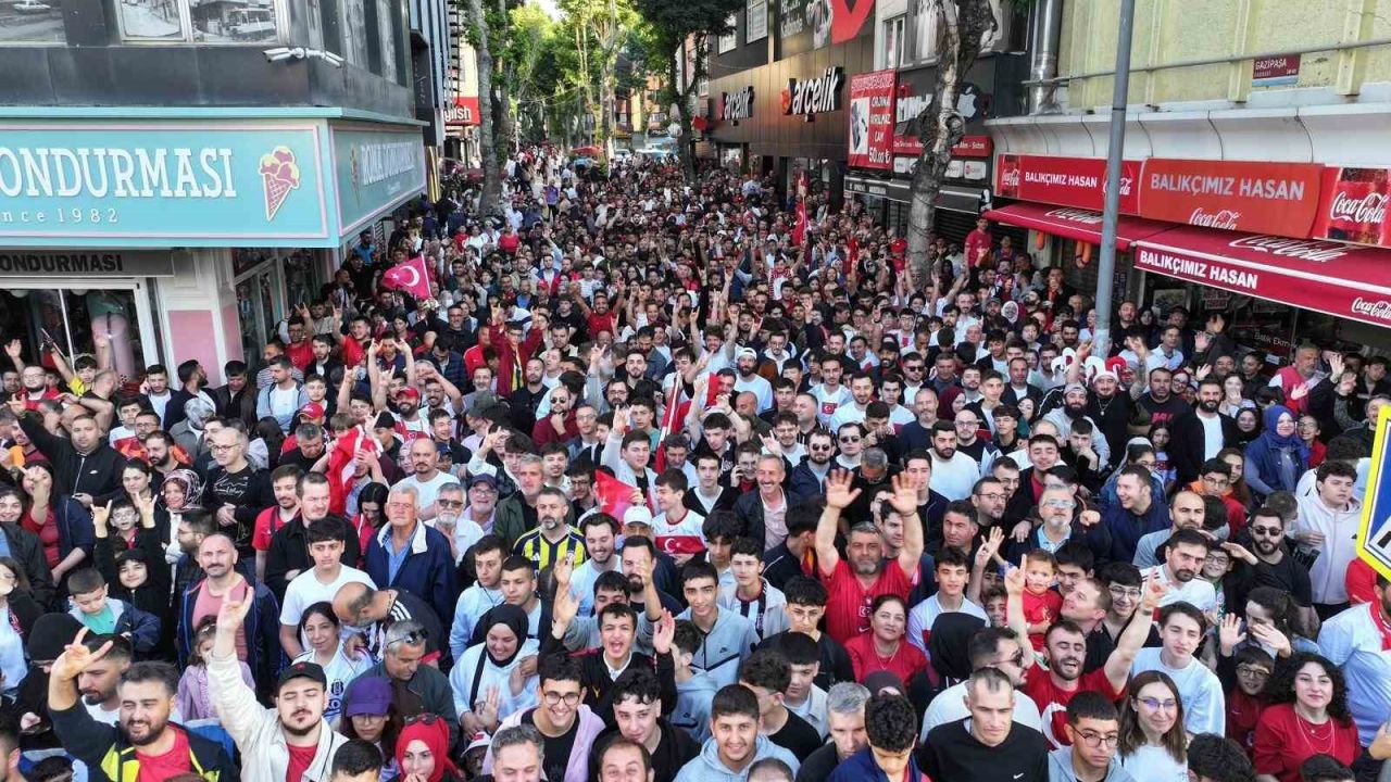 Pendik’te 20 bin kişilik milli heyecan havadan görüntülendi