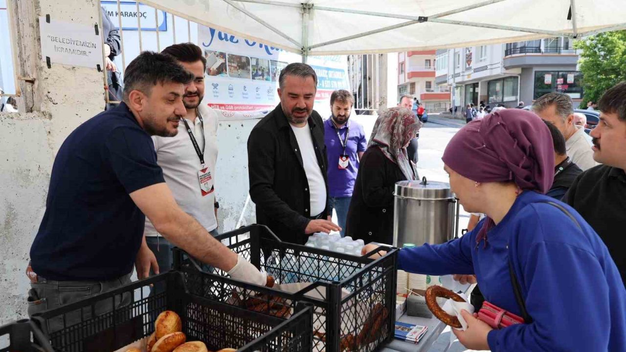 Pursaklar Belediyesi’nden YKS’ye giren adaylara ve ailelerine çay eşliğinde simit ve poğaça
