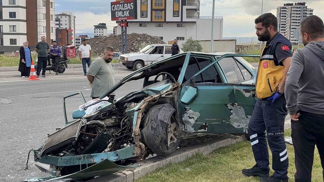 Refüje çıkan otomobil hurdaya döndü: 1’i ağır 4 yaralı