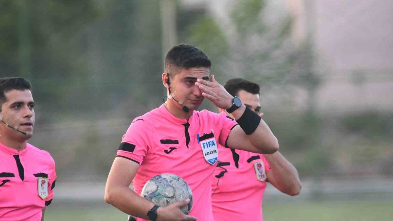 Samed Armut, düdüğünü astı