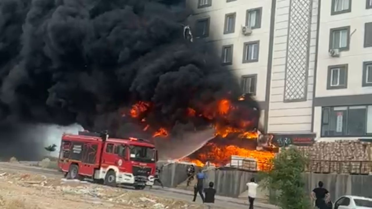 Şanlıurfa’da depoda çıkan yangın binayı sardı