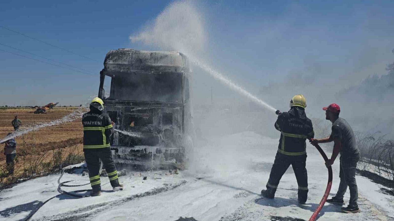 Şanlıurfa’da saman yüklü tırda çıkan yangın söndürüldü