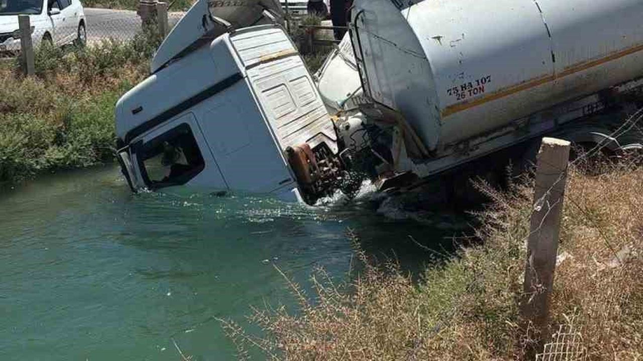 Şanlıurfa’da tanker ve kamyon sulama kanalına düştü: 2 yaralı