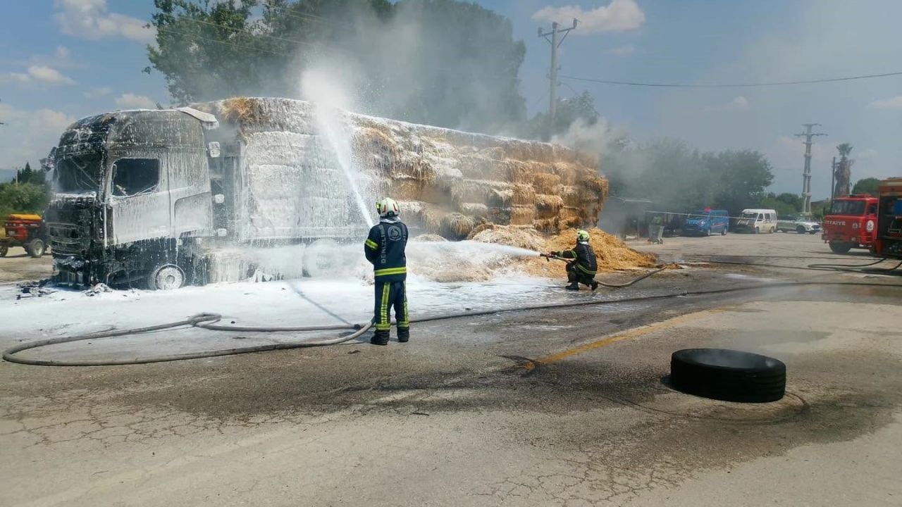 Sarayköy’de saman yüklü tır alev alev yandı