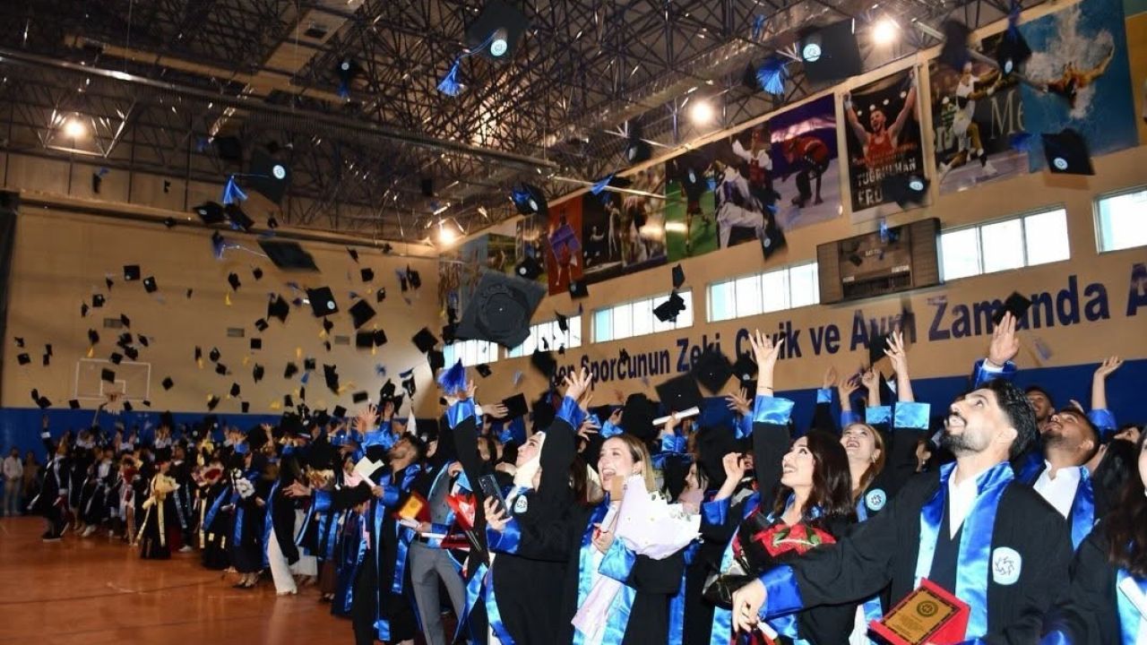 Sarıkamış Spor Bilimleri Fakültesi’nde mezuniyet coşkusu