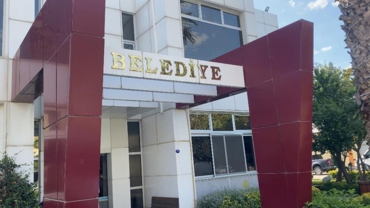 Seferihisar Belediyesine yönelik gerçekleştirilen rüşvet ve yolsuzluk soruşturması kapsamında adliyeye sevk edilen Seferihisar Belediye Başkanı İsmail Yetişkin tutuklandı.
