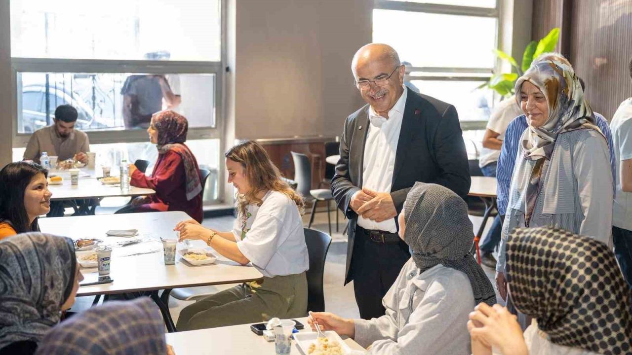 Şehir Kütüphanesi’nde öğrencilere yemek ikramı