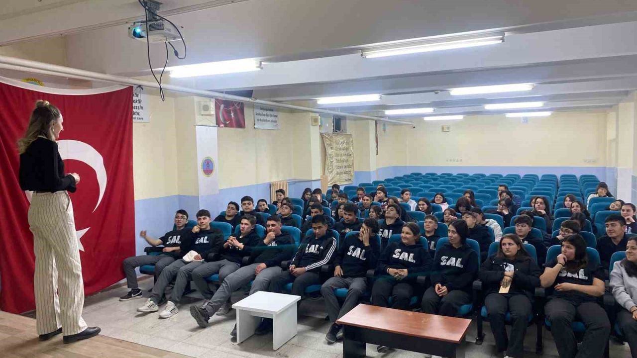 Selendi’de liseliler yapay zeka ile geleceğe hazırlandı