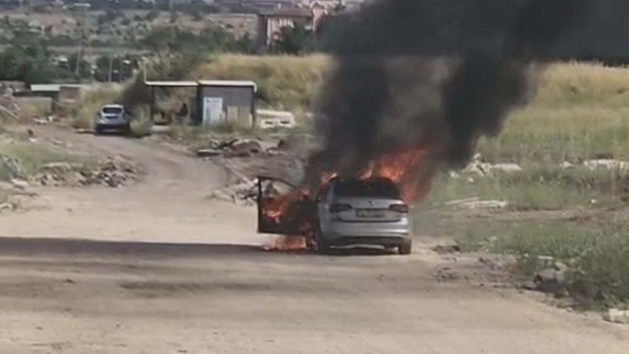 Seyir halindeki otomobil alev topuna döndü