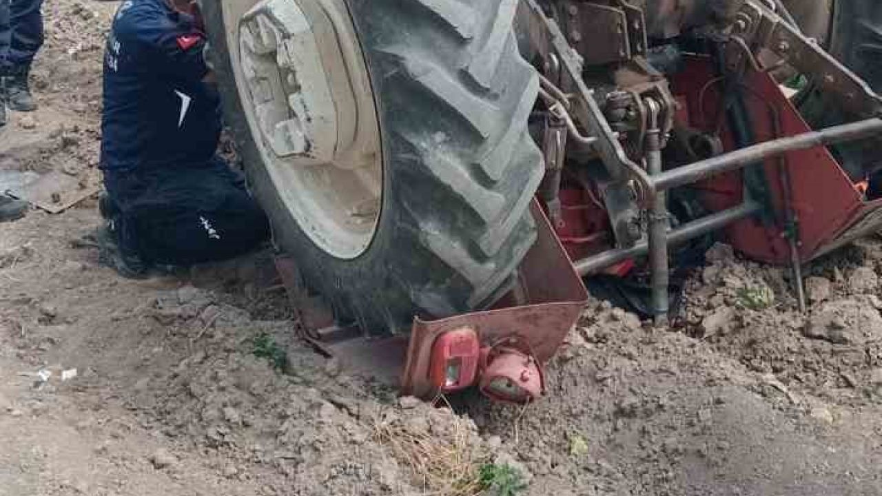 Seyitgazi’de yaşlı adam ters dönen traktörün altında kaldı