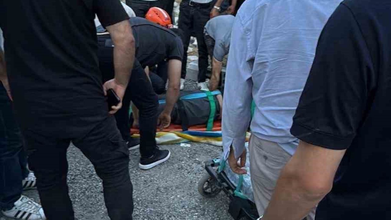 Siirt-Eruh karayolunda kontrolden çıkan tır devrildi: Sürücü ağır yaralandı