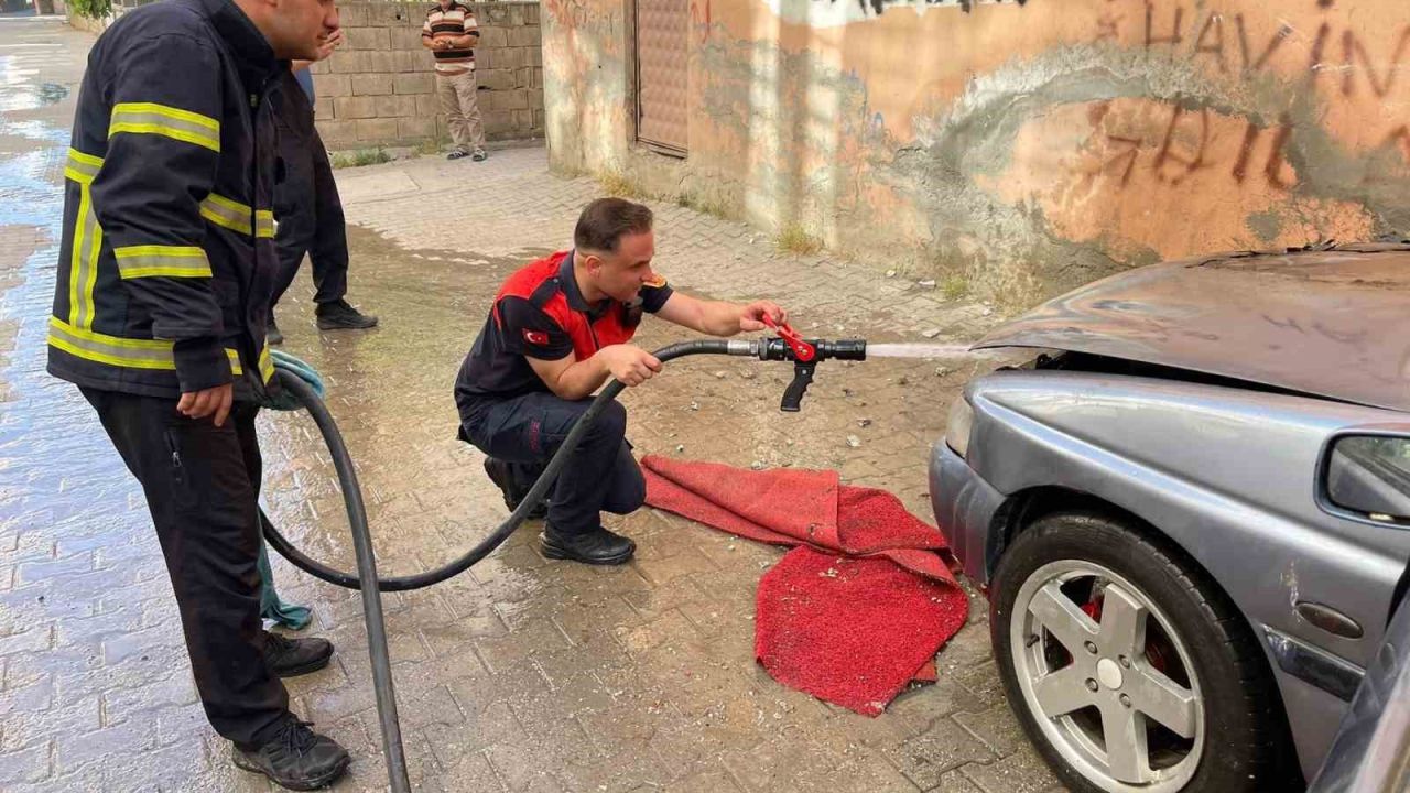 Siirt’te park halindeki otomobil alev aldı