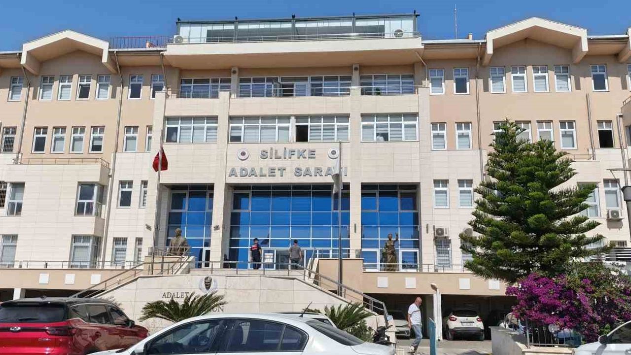 Silifke Belediyesi’ne yönelik operasyonda gözaltına alınan 19 şüpheli adliyeye sevk edildi