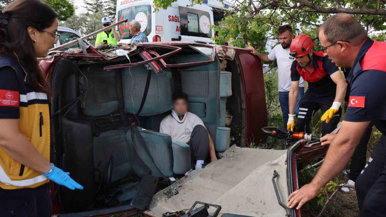 Sınava yetişmek isterken kaza yaptılar: 3 yaralı