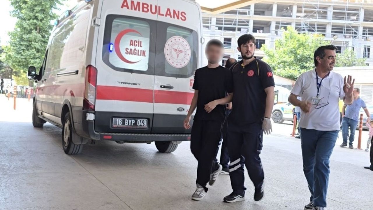 Sınavda rahatsızlanan genç ambulansla hastaneye sevk edildi