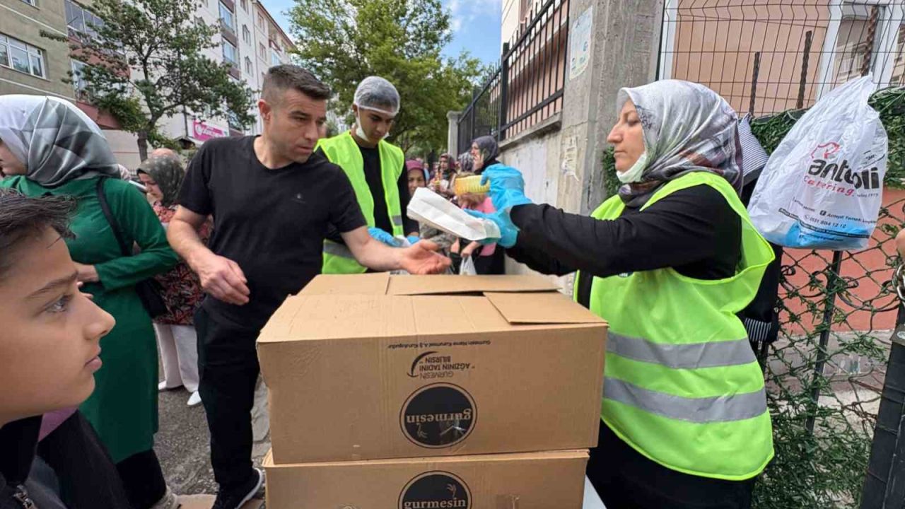 Sincan Belediyesi’nden LGS öncesi simit ve meyve suyu ikramı
