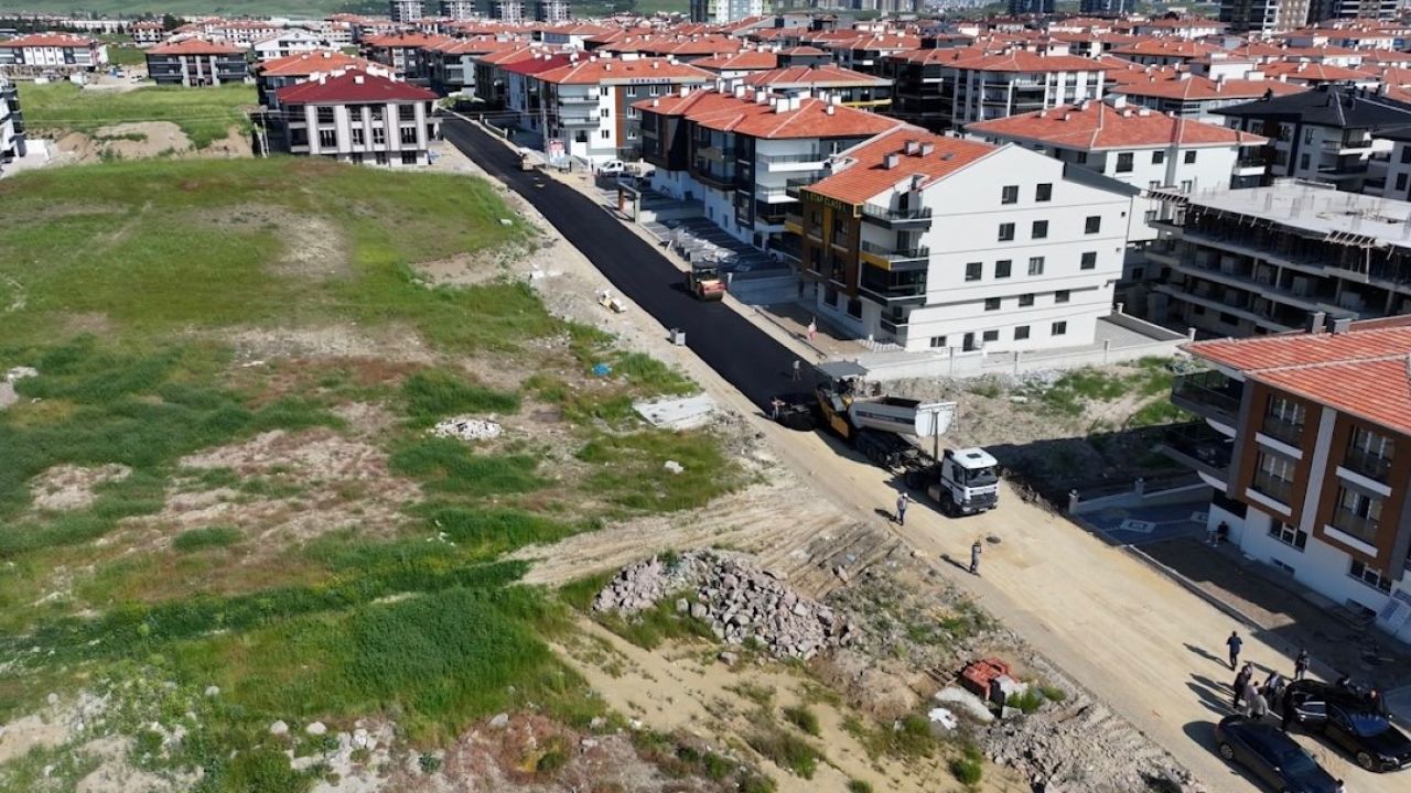 Sincan’da asfalt mesaisi hız kesmiyor