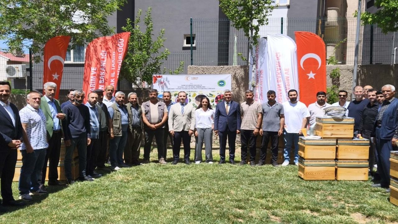 Şırnak’ta 25 üreticiye yüzde 75 hibeli arıcılık ekipmanı dağıtıldı