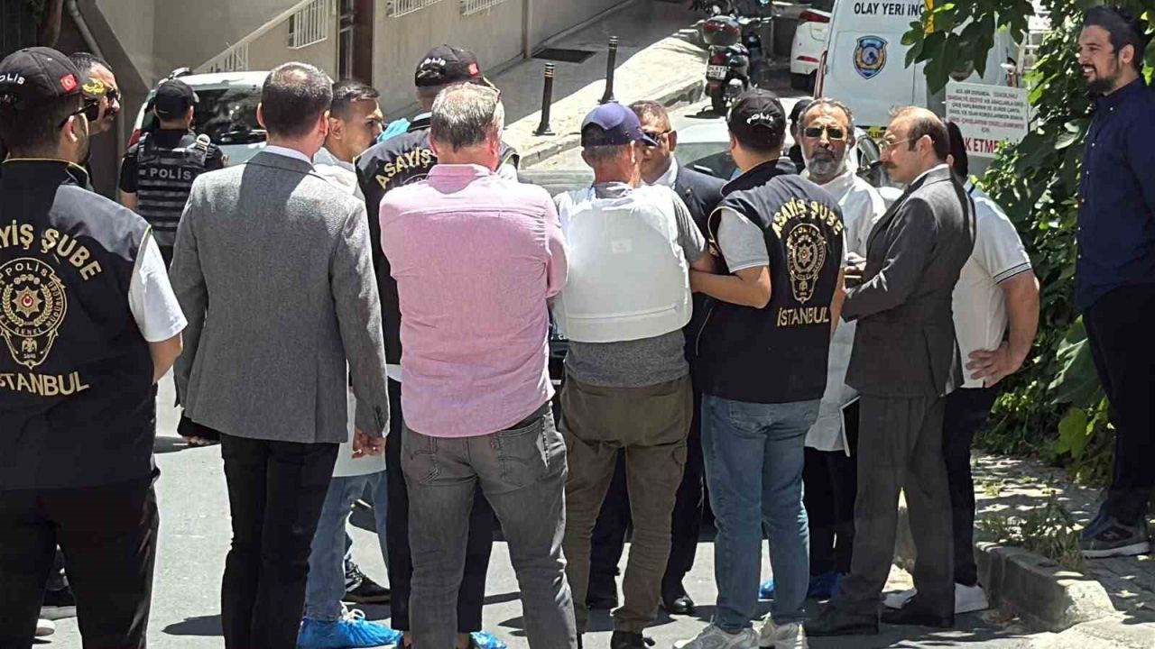 Şişli Fulya’daki evinin önünde 24 Mart 2016 günü silahlı saldırıya uğrayan Mezdeke grubu üyesi Aynur Kanbur’un ölümüyle ilgili olay yerinde keşif yapılıyor. Cinayeti itiraf eden Bülent Gündüz’ün de olay yerinde bulunduğu öğrenildi.
