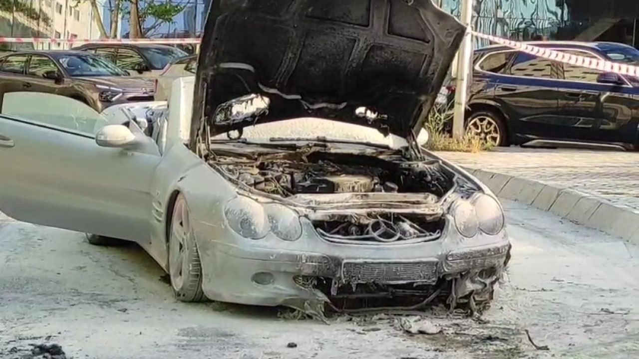 Şişli’de seyir halindeki lüks otomobil yanarak kullanılamaz hale geldi