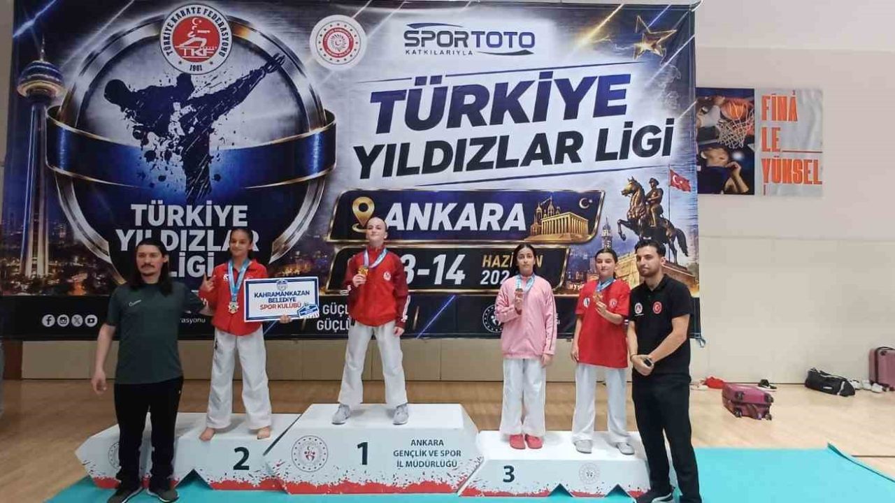 Sivaslı karateciler Ankara’dan madalyalarla döndü