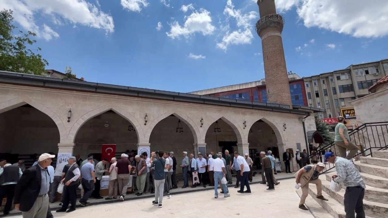 Sivas’ta cami cemaatine aşure ikram edildi