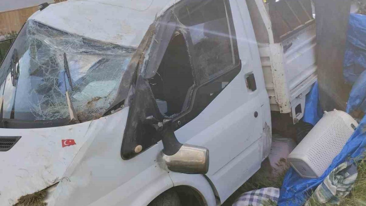 Sivas’ta kontrolden çıkan kamyonet duvara çarptı: 4 yaralı