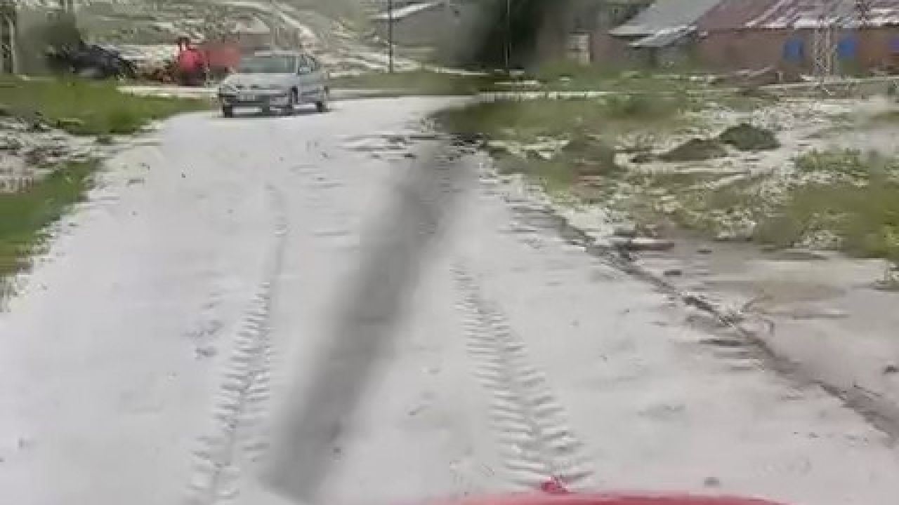 Sivas’ta kuvvetli dolu yağışı beraberinde sele neden oldu